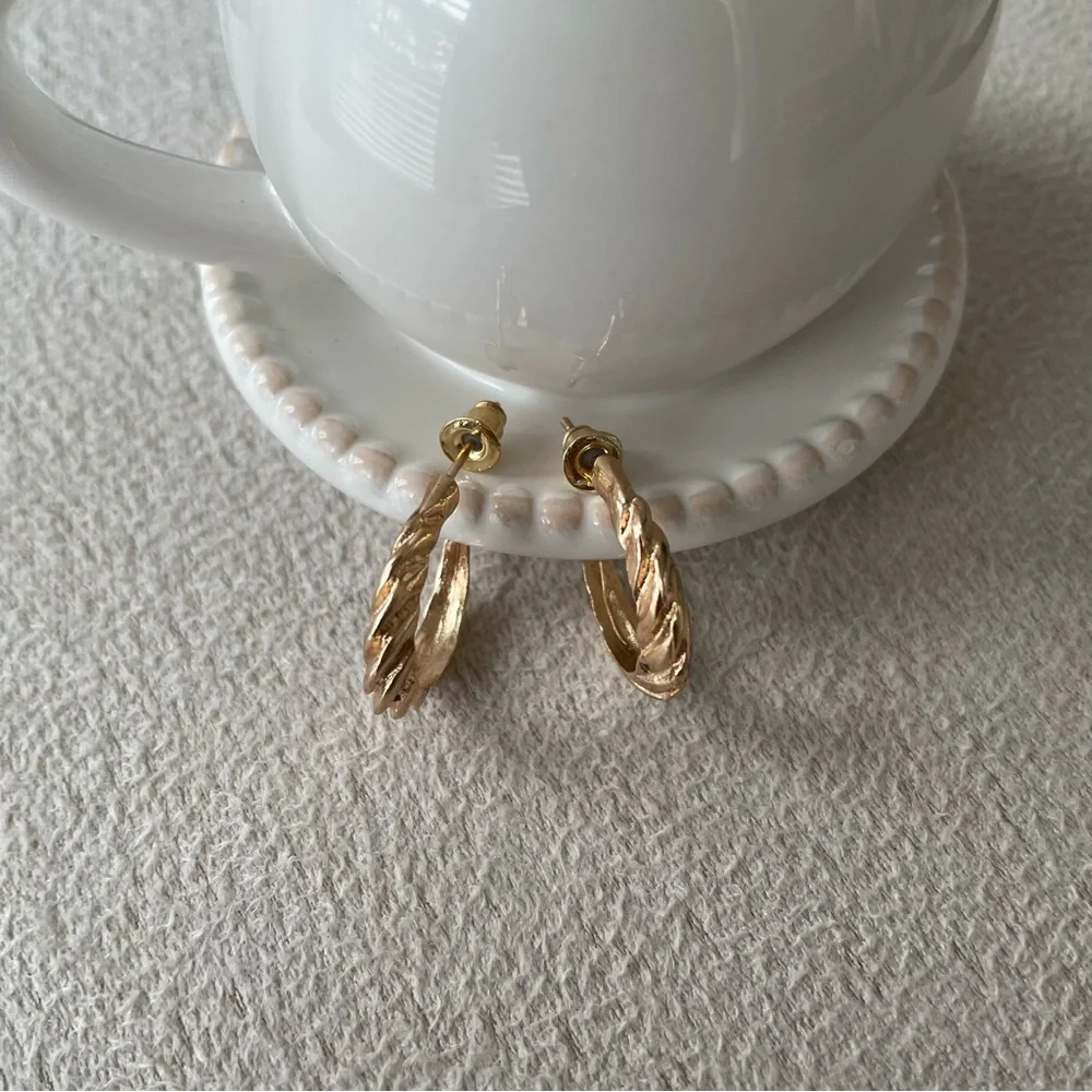 Twisted open hoop earrings